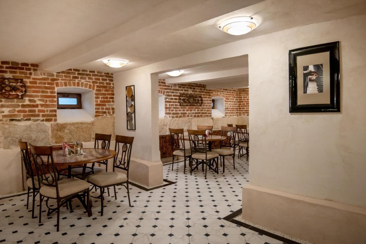 Ana Boutique Acomodação com café da manhã Alba Iulia Exterior foto