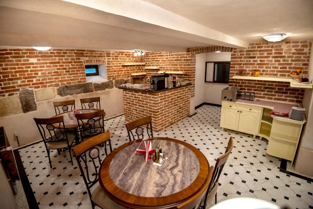 Ana Boutique Acomodação com café da manhã Alba Iulia Exterior foto