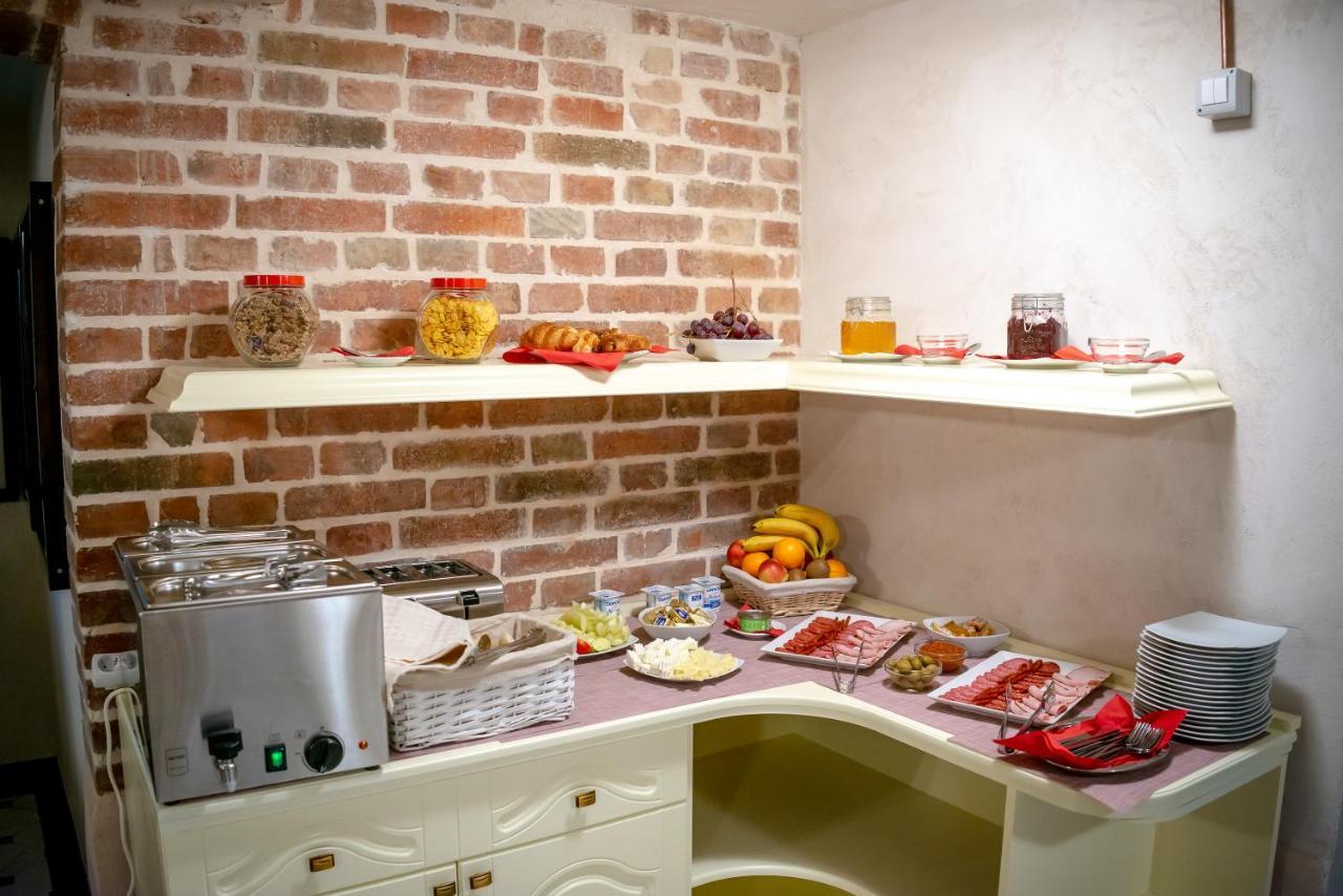 Ana Boutique Acomodação com café da manhã Alba Iulia Exterior foto